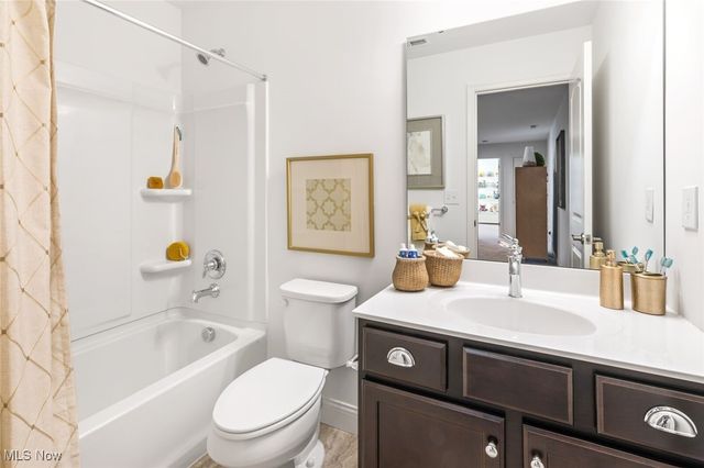 821 Colesbourne Circle, Uniontown, OH 44685