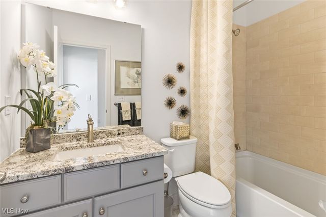 821 Colesbourne Circle, Uniontown, OH 44685