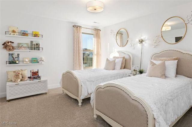 821 Colesbourne Circle, Uniontown, OH 44685