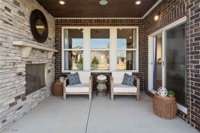 821 Colesbourne Circle, Uniontown, OH 44685