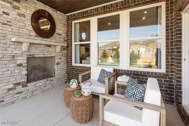 821 Colesbourne Circle, Uniontown, OH 44685