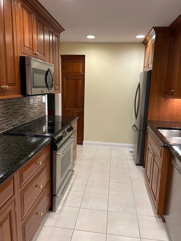 1 Oak Brook Club Drive A105, Oak Brook, IL 60523