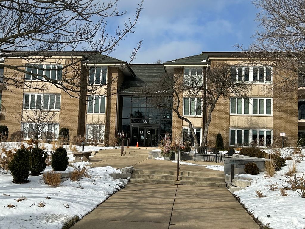 1 Oak Brook Club Drive A105, Oak Brook, IL 60523