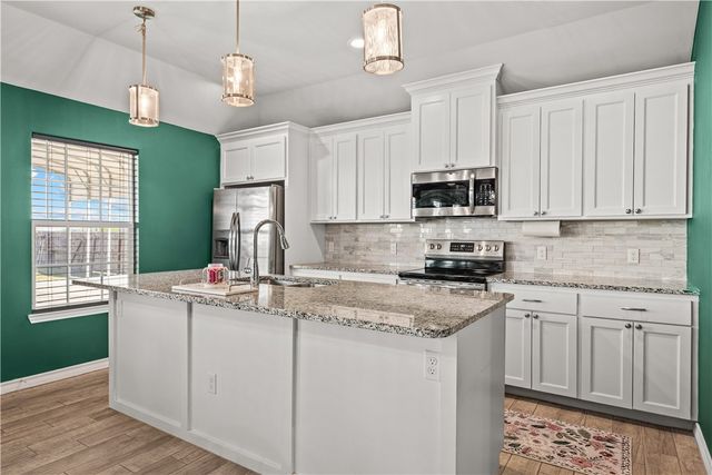 105 Atkinson Dr, Orange Grove, TX 78372