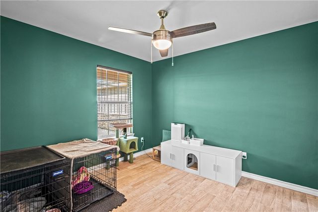 105 Atkinson Dr, Orange Grove, TX 78372