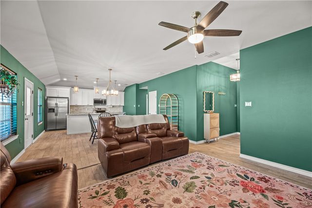 105 Atkinson Dr, Orange Grove, TX 78372