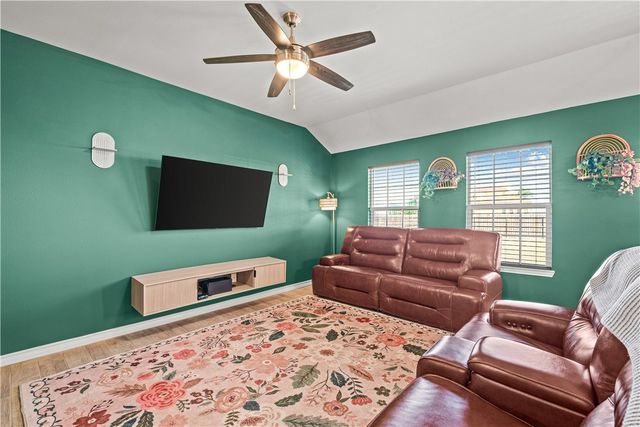 105 Atkinson Dr, Orange Grove, TX 78372