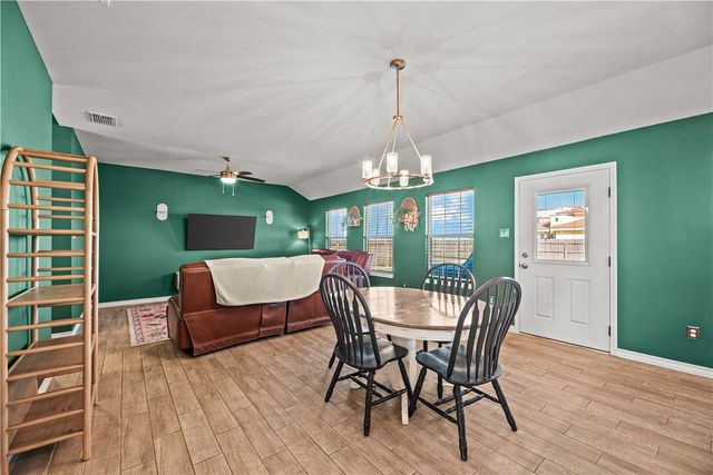 105 Atkinson Dr, Orange Grove, TX 78372