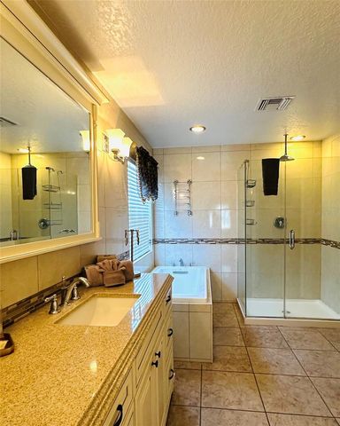 1049 LAKE BERKLEY DRIVE, Kissimmee, FL 34746