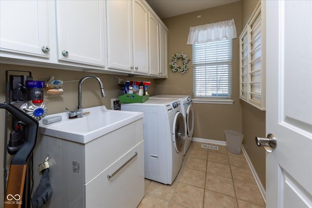 13318 Silverstone Drive, Fishers, IN 46037