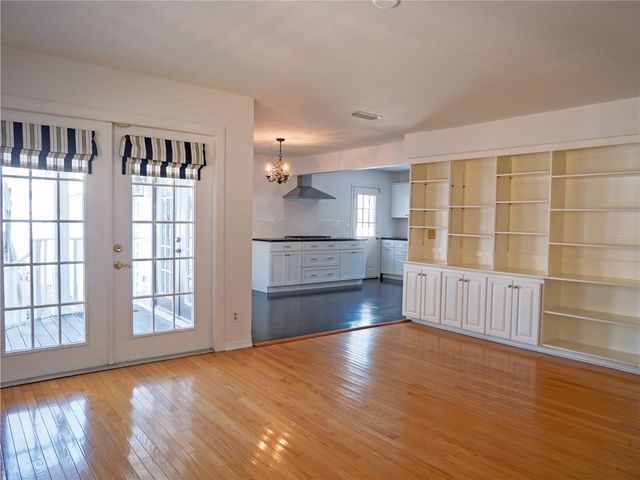 325 17TH AVENUE NE, St Petersburg, FL 33704