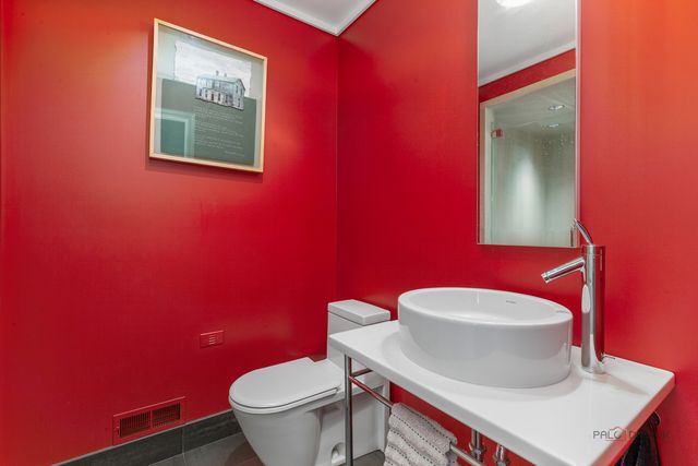 1175 Edgewood Road, Lake Forest, IL 60045