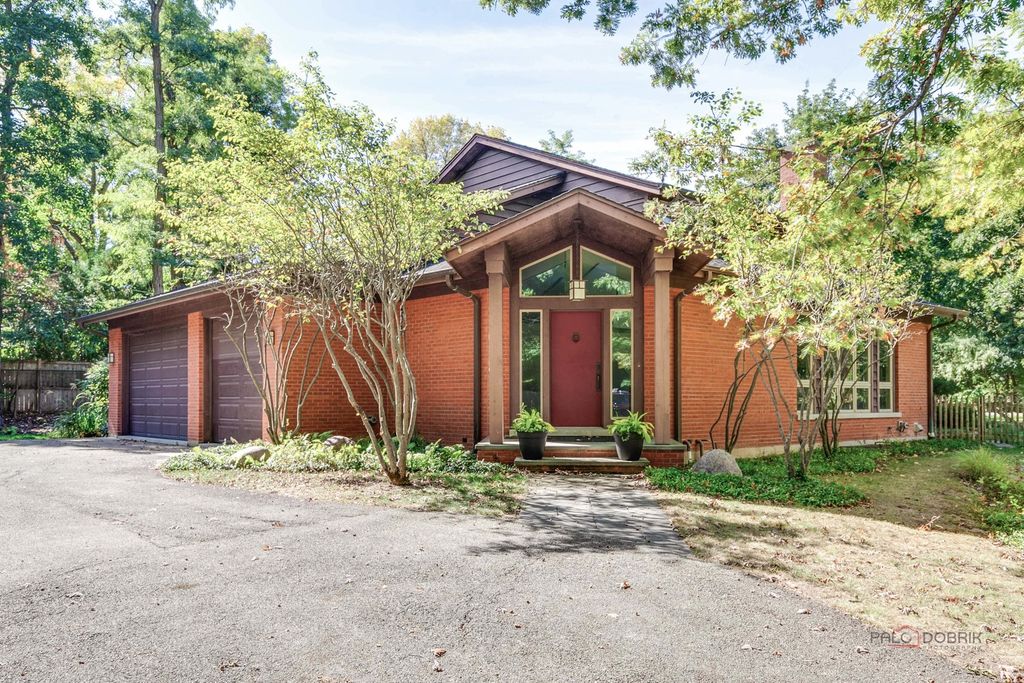 1175 Edgewood Road, Lake Forest, IL 60045