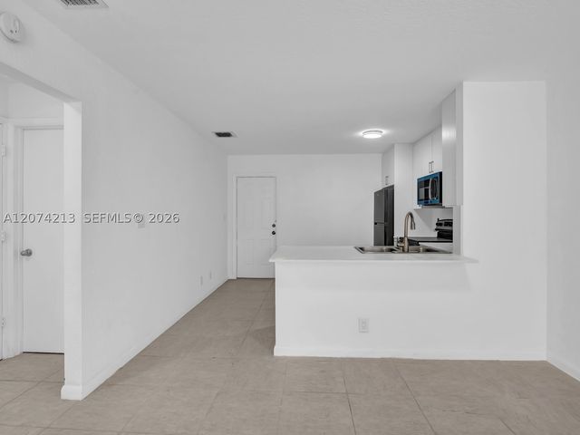 241 NW 40th St 3, Oakland Park, FL 33309