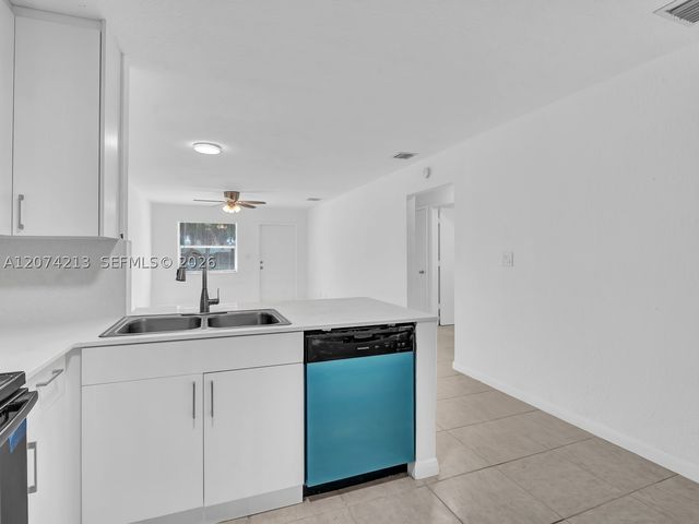 241 NW 40th St 3, Oakland Park, FL 33309
