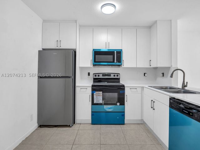 241 NW 40th St 3, Oakland Park, FL 33309