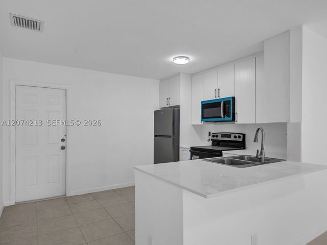 241 NW 40th St 3, Oakland Park, FL 33309