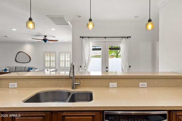 1501 E EARLL Drive, Phoenix, AZ 85014