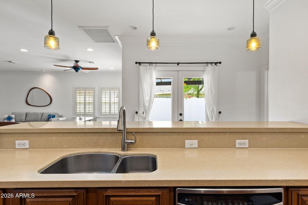 Image 15 of property listing at 1501 E EARLL Drive, Phoenix, AZ 85014
