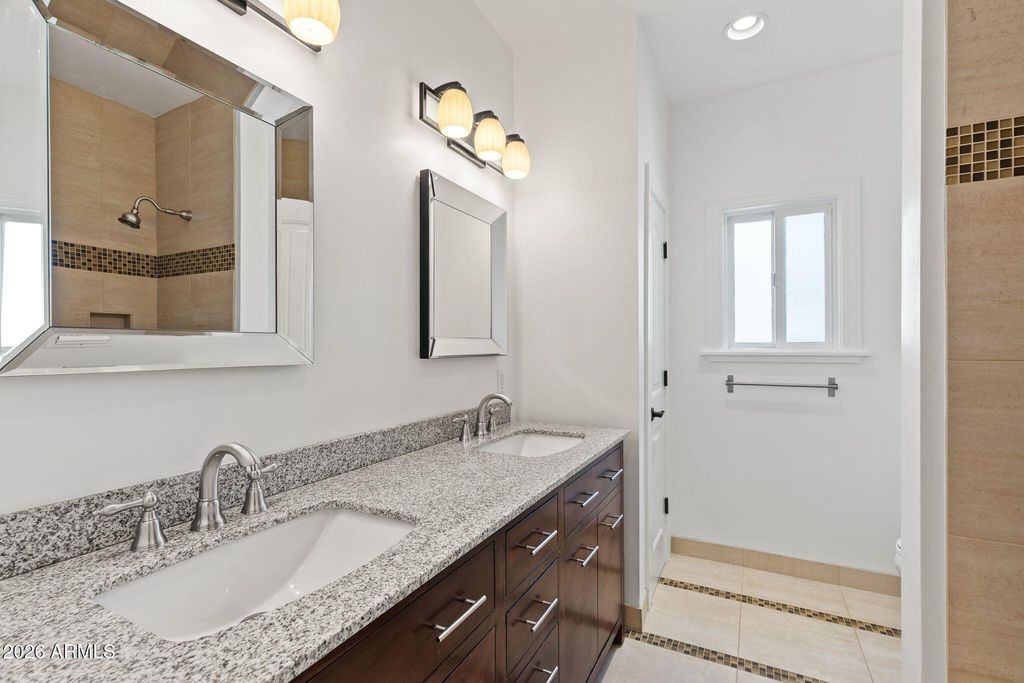 Image 29 of property listing at 1501 E EARLL Drive, Phoenix, AZ 85014
