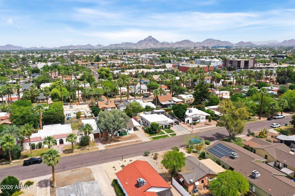 Image 3 of property listing at 1501 E EARLL Drive, Phoenix, AZ 85014