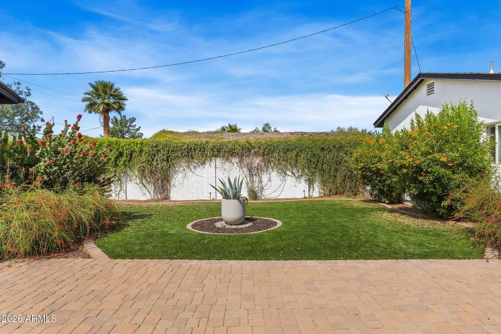 Image 36 of property listing at 1501 E EARLL Drive, Phoenix, AZ 85014