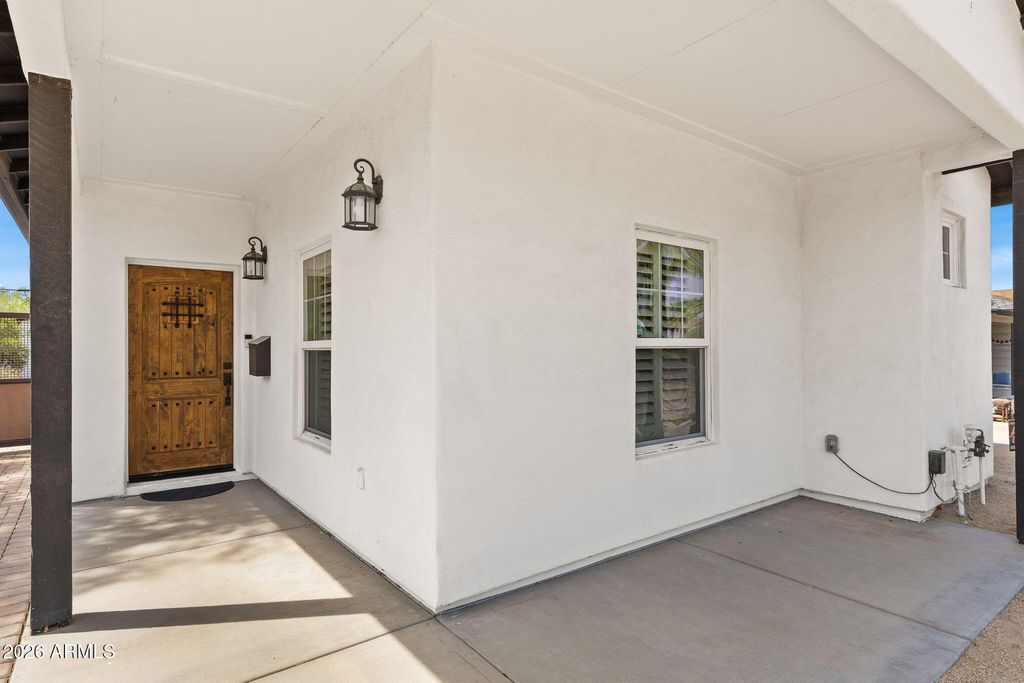 Image 5 of property listing at 1501 E EARLL Drive, Phoenix, AZ 85014