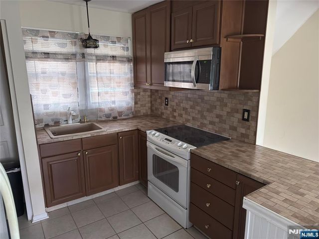 25 Kingsland Street, Nutley, NJ 07110