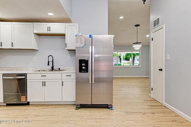 7301 Watson Ln, Louisville, KY 40272