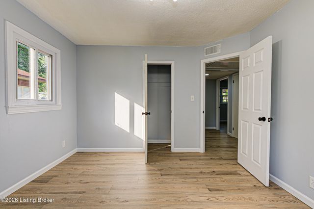 7301 Watson Ln, Louisville, KY 40272