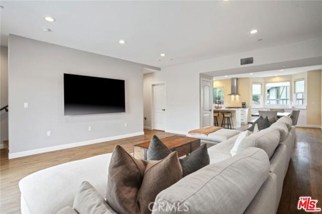 904 Warwick Avenue, Thousand Oaks, CA 91360