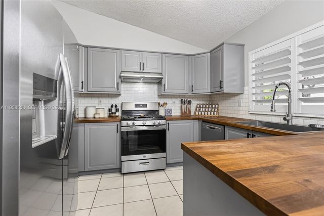 8864 NW 189th Ter, Hialeah, FL 33018