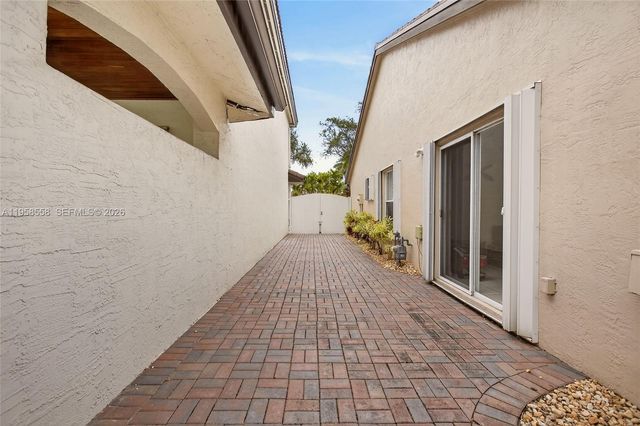 8864 NW 189th Ter, Hialeah, FL 33018