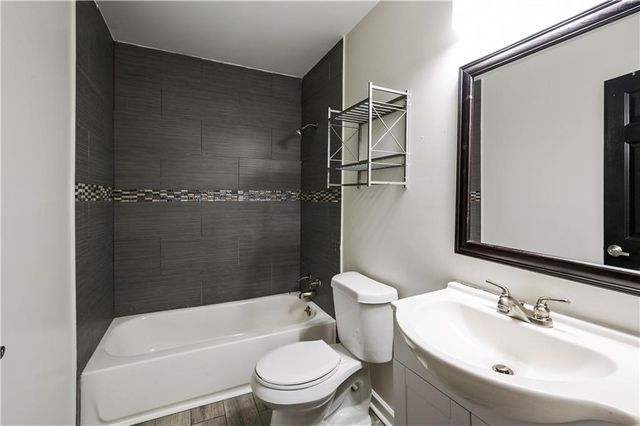 240 W Lake NW Drive, Atlanta, GA 30314