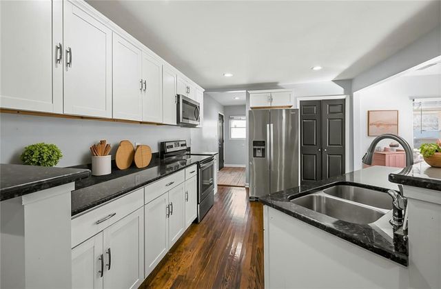 240 W Lake NW Drive, Atlanta, GA 30314