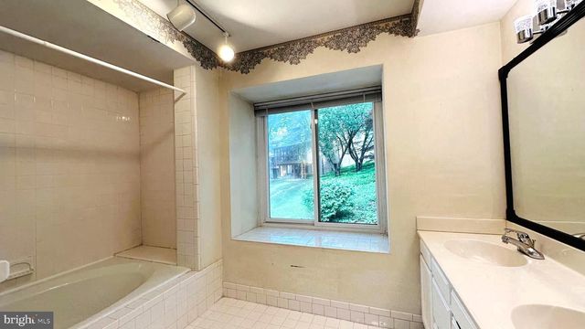 13 PAINTERS LN, Chesterbrook, PA 19087