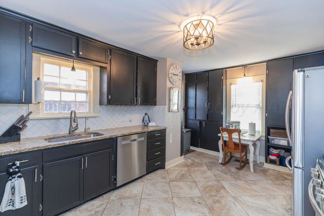 1301 N CHARLES Street, Pampa, TX 79065