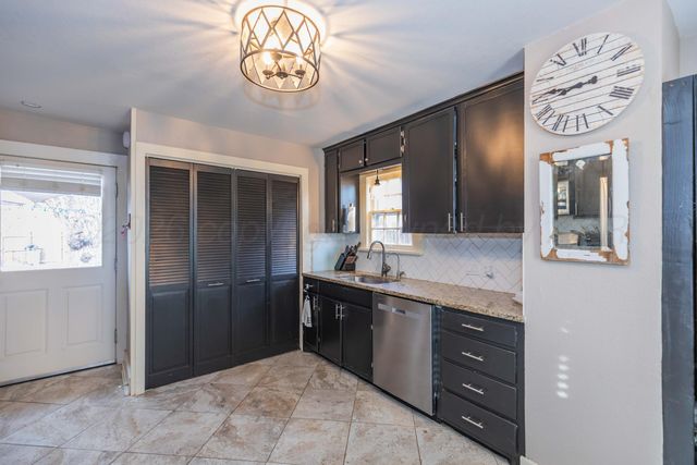 1301 N CHARLES Street, Pampa, TX 79065