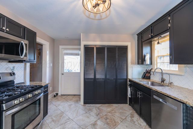 1301 N CHARLES Street, Pampa, TX 79065