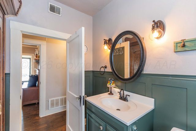 1301 N CHARLES Street, Pampa, TX 79065