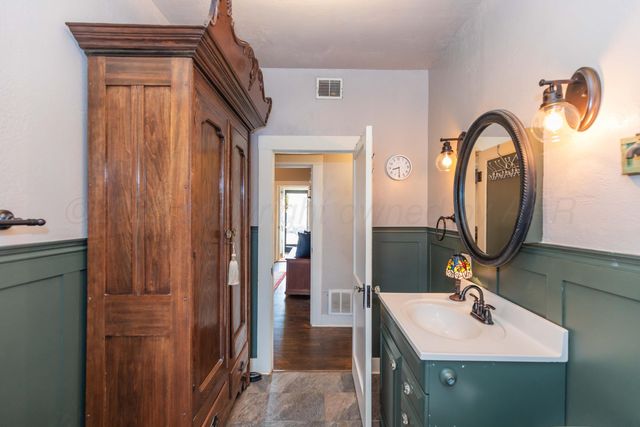 1301 N CHARLES Street, Pampa, TX 79065