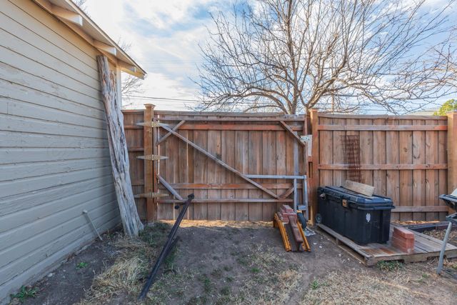 1301 N CHARLES Street, Pampa, TX 79065