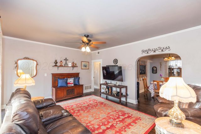 1301 N CHARLES Street, Pampa, TX 79065