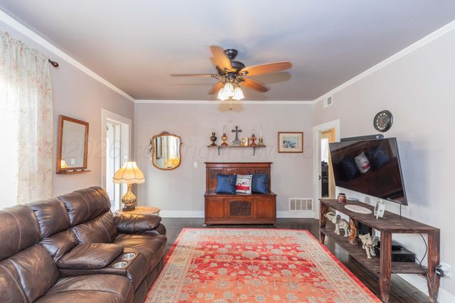 1301 N CHARLES Street, Pampa, TX 79065