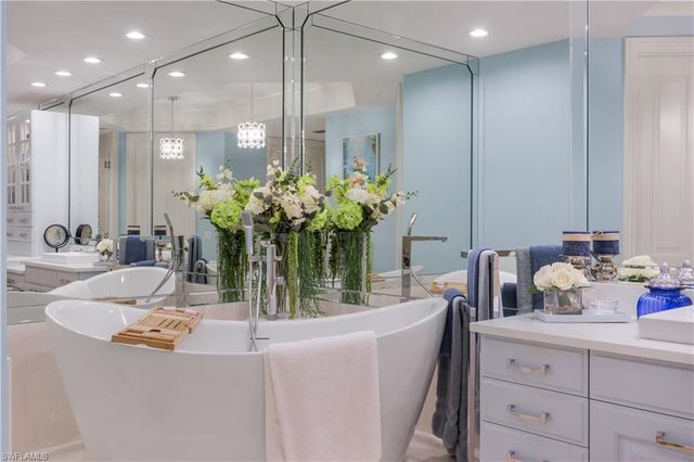 81 Seagate DR 803, Naples, FL 34103