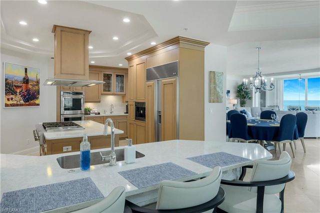 81 Seagate DR 803, Naples, FL 34103