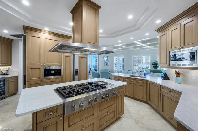 81 Seagate DR 803, Naples, FL 34103