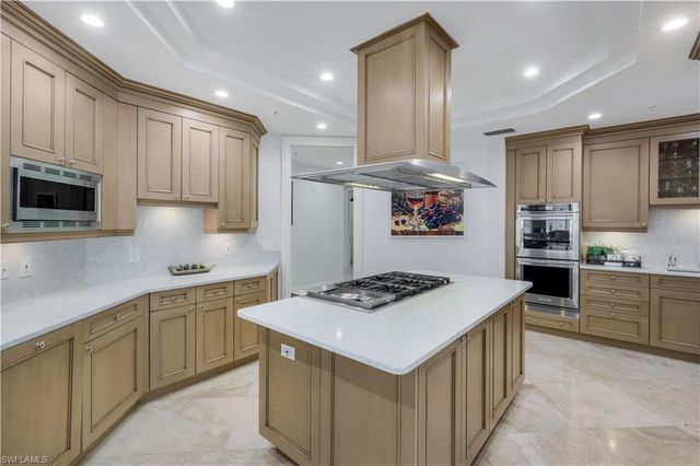 81 Seagate DR 803, Naples, FL 34103