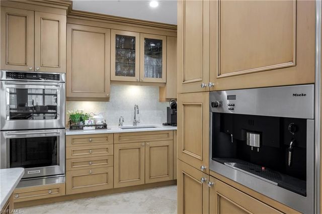81 Seagate DR 803, Naples, FL 34103