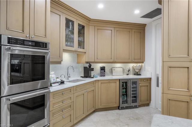 81 Seagate DR 803, Naples, FL 34103
